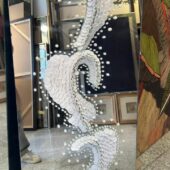 مرآة بتصميم مبتكر من الجبس مع تفاصيل بيضاء لامعة، مثالية لرسم على مرايات بالجبس.