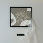 لوحة جدارية بتصميم حديث، إطار أسود، خلفية رمادية مع تفاصيل بيضاء ثلاثية الأبعاد.