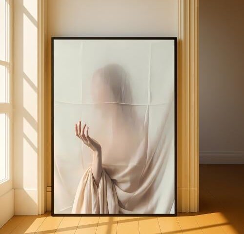 لوحة قماشية بتصميم فتاةمع برواز مجوف