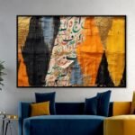 لوحة قماشية بتصميم تجريدي بألوان زاهية تضم الأسود والبرتقالي والأزرق مع لمسات من اللون الذهبي.