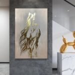 لوحة قماشية بتصميم حصان بلون ذهبي مع برواز مجوف، تضيف لمسة أنيقة لأي ديكور داخلي.