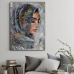 لوحة جدارية قماشية بتصميم تجريدي لفتاة عربية، بألوان دافئة وخلفية فنية مميزة.