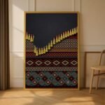 لوحة قماشية بتصميم تراثي بألوان دافئة وزخارف هندسية مع برواز مجوف وأهداب صفراء.
