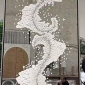 مرآة معتقة بأبعاد 200×100 سم، ذات تصميم فني مميز مع تفاصيل بيضاء منقوشة.