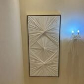 لوحة جبسية قماشية بيضاء بتصميم هندسي ثلاثي الأبعاد تضيف لمسة عصرية للمساحات الداخلية.