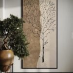 لوحة جبسية بتصميم شجرة بالألوان البنية والبيضاء، إطار أسود، تضفي لمسة عصرية على الديكور.