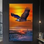 لوحة قماشية بتصميم مودرن تصور نسرًا يحلق في سماء غروب الشمس بألوان دافئة، مع برواز مجوف أنيق.