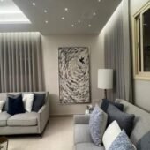 لوحة جبسية فنية بألوان محايدة وتصميم دوامي، تُضفي لمسة عصرية على الديكور الداخلي.