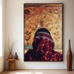 لوحة قماشية فنية بتصميم نجدي بألوان دافئة، مع برواز مجوف يبرز التفاصيل الجمالية.