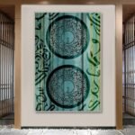 لوحة قماشية بتصميم إسلامي ملون، مع برواز مجوف، تتضمن زخارف خطية وأشكال دائرية.