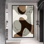 لوحة قماشية بتصميم بوهيمي بألوان دافئة وخطوط انسيابية، محاطة بإطار مجوف أنيق.