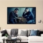 لوحة قماشية بتصميم مودرن بألوان هادئة، تحتوي على مشهد رجلين يلعبان الشطرنج داخل برواز مجوف.