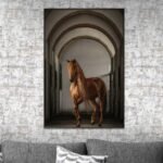 لوحة قماشية بتصميم مودرن تظهر حصان بني في ممر معمارى، بإطار مجوف أنيق.