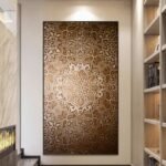 لوحة قماشية بتصميم مودرن مزخرف بألوان دافئة مع برواز مجوف، تضيف لمسة فنية أنيقة للديكور الداخلي.